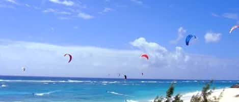 Plage, sable blanc, cabines gratuites, chaises longues