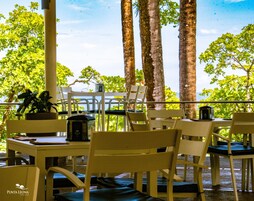 2 restaurantes, se sirve desayuno 