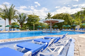 3 outdoor pools, sun loungers
