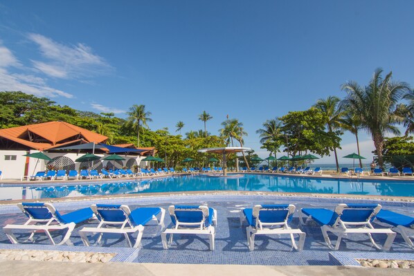 3 piscines extérieures, chaises longues