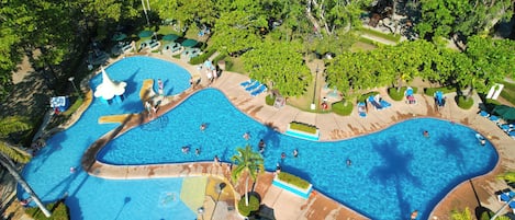 3 outdoor pools, pool loungers