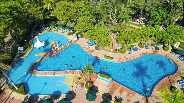 3 outdoor pools, sun loungers