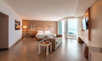 Suite junior | Ropa de cama de alta calidad, minibar, caja fuerte y escritorio