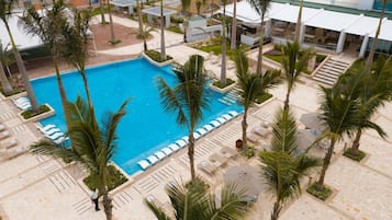 2 albercas al aire libre y camastros