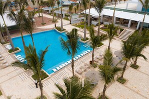 2 piscines extérieures, chaises longues