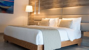 Een moderne slaapkamer met een houten bedframe, een groot raam en een nachtkastje met een lamp.