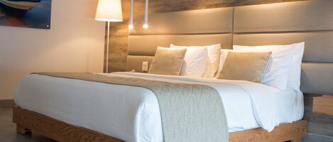 Un dormitorio moderno con estructura de cama de madera, un ventanal grande y una mesita de noche con lámpara.