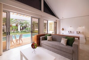 Bungalow, acceso a la piscina | Ropa de cama de alta calidad, minibar, caja fuerte y escritorio