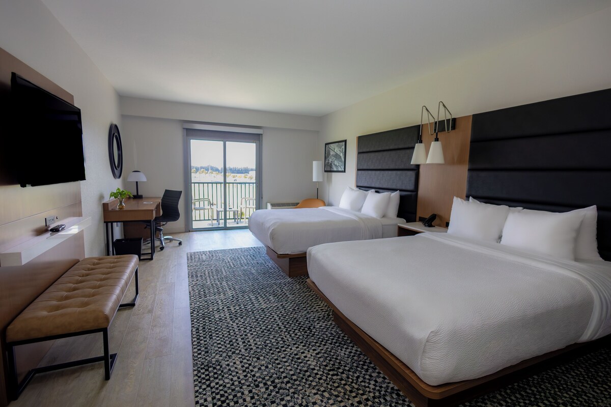 Kamar Deluks, 2 Tempat Tidur Queen, balkon, pemandangan taman (Premium Queen, Balcony) | Seprai antialergi, bantalan ekstra lembut, dan meja kerja