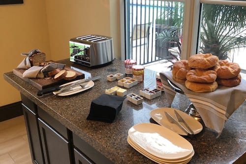 Se ofrece un desayuno bufé todos los días (por un coste adicional)