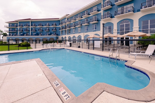 Piscine extérieure, parasols, chaises longues