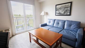 Deluxe Room, 1 King Bed, Balcony, Pool View (Classic King, Balcony) | Hypo-allergenic bedding, pillowtop beds, desk, blackout drapes