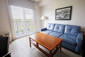 Deluxe Room, 1 King Bed, Balcony, Pool View (Classic King, Balcony)