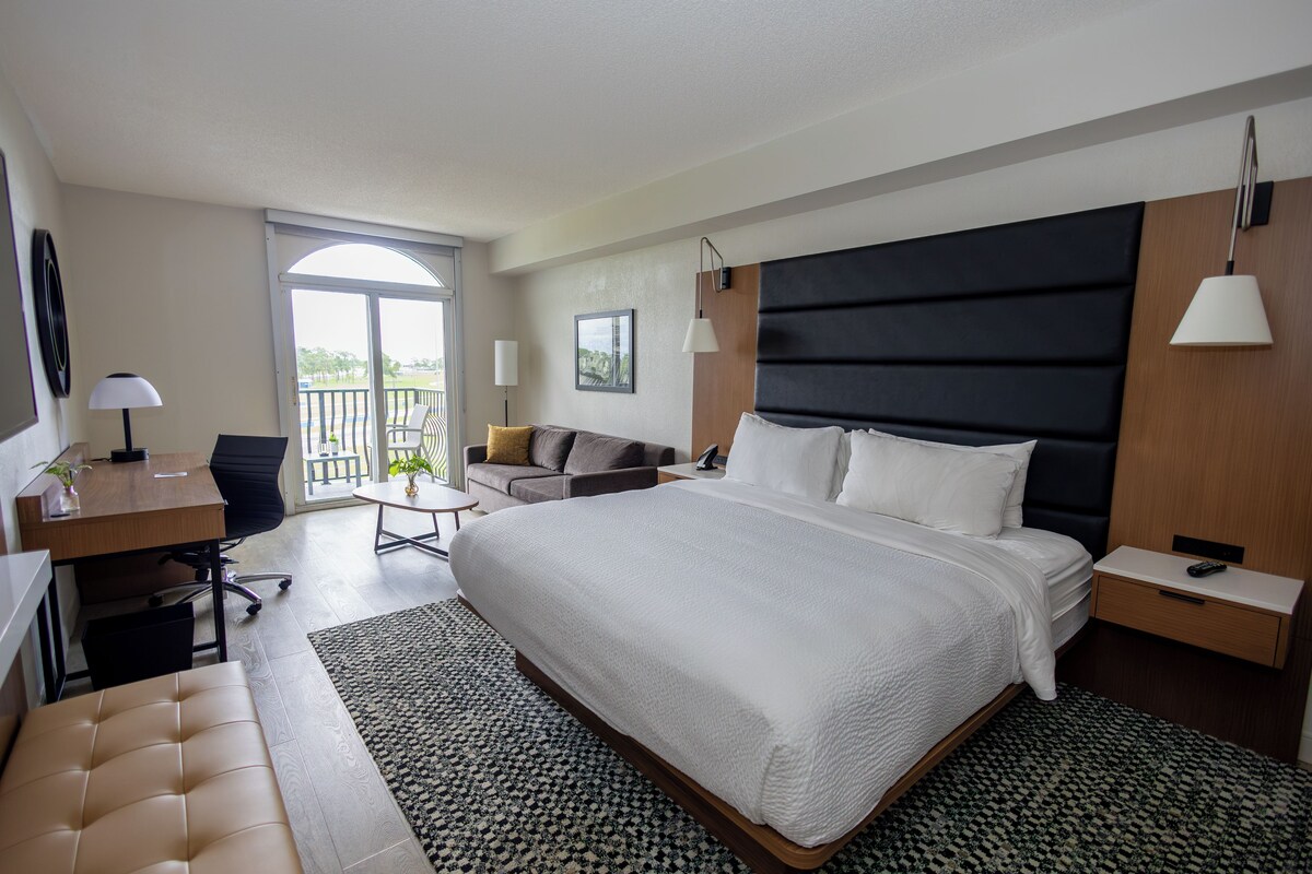 Kamar Deluks, 1 Tempat Tidur King, balkon, pemandangan kolam renang (Classic King, Balcony) | Seprai antialergi, bantalan ekstra lembut, dan meja kerja