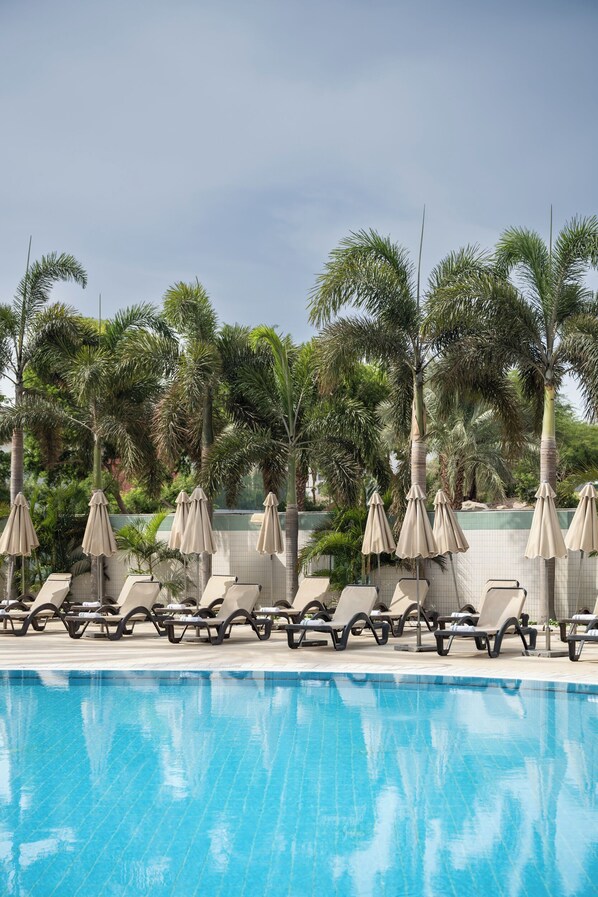 Piscine extérieure, parasols de plage, chaises longues