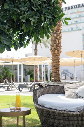 Utendørsbasseng, bassengparasoller og solsenger