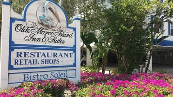 Señal para Olde Marco Island Inn & Suites, con restaurante y tiendas minoristas.