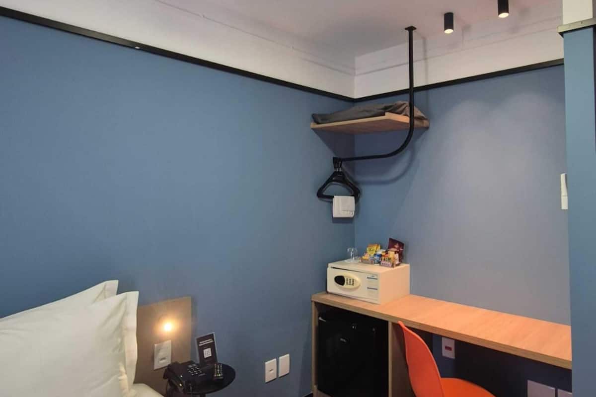 Minibar, coffres-forts dans les chambres, bureau