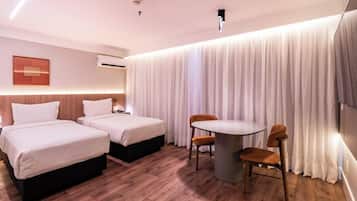 Luxo Twin - 2 Camas Solteiro | Minibaari, tallelokero huoneessa, työpöytä