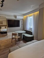 尊荣双人房, 1 张特大床 | 迷你吧、客房内保险箱、办公桌、笔记本电脑工作区