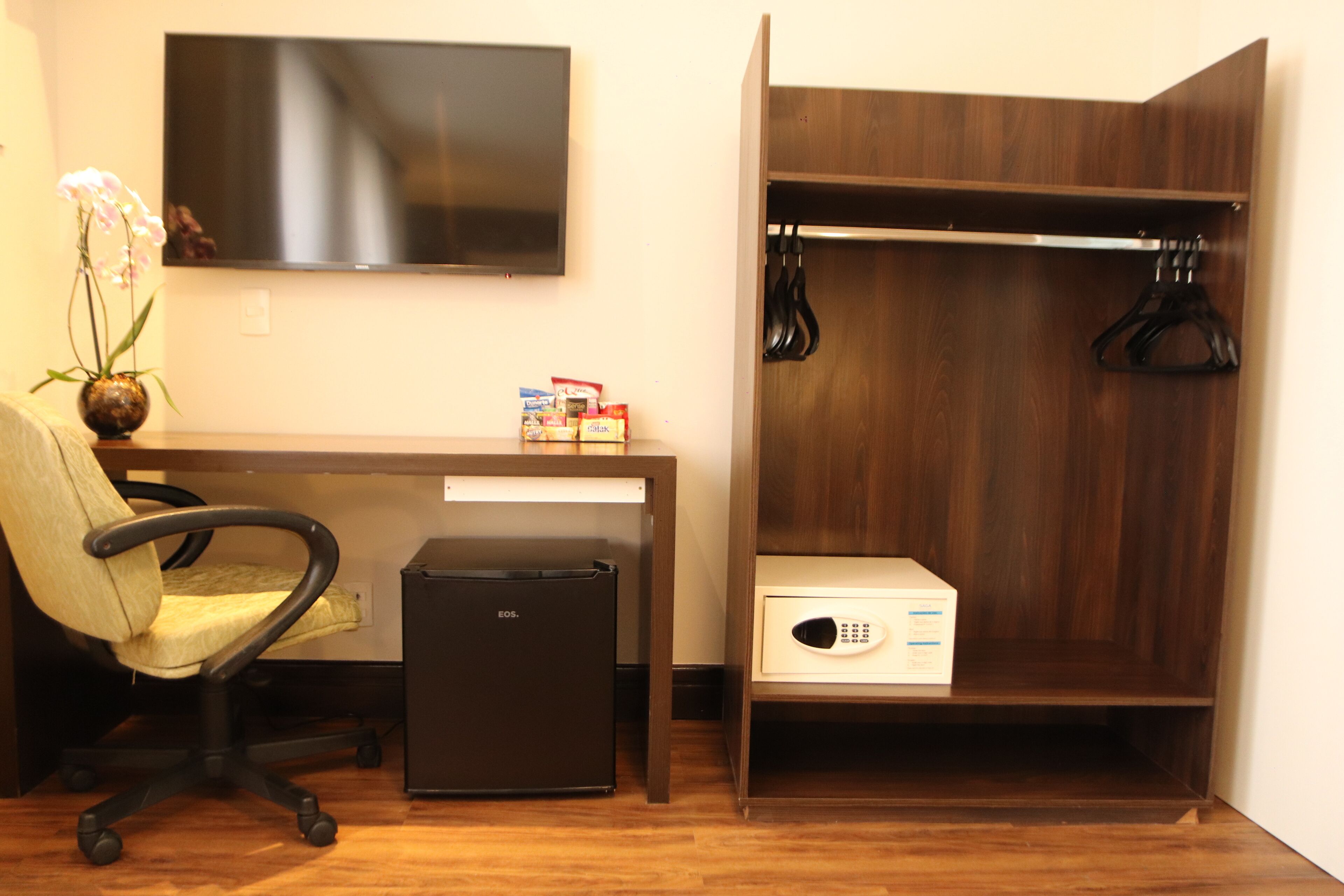 standard pwd disability access - 1 double bed | minibar, in-room safe, desk, laptop workspace