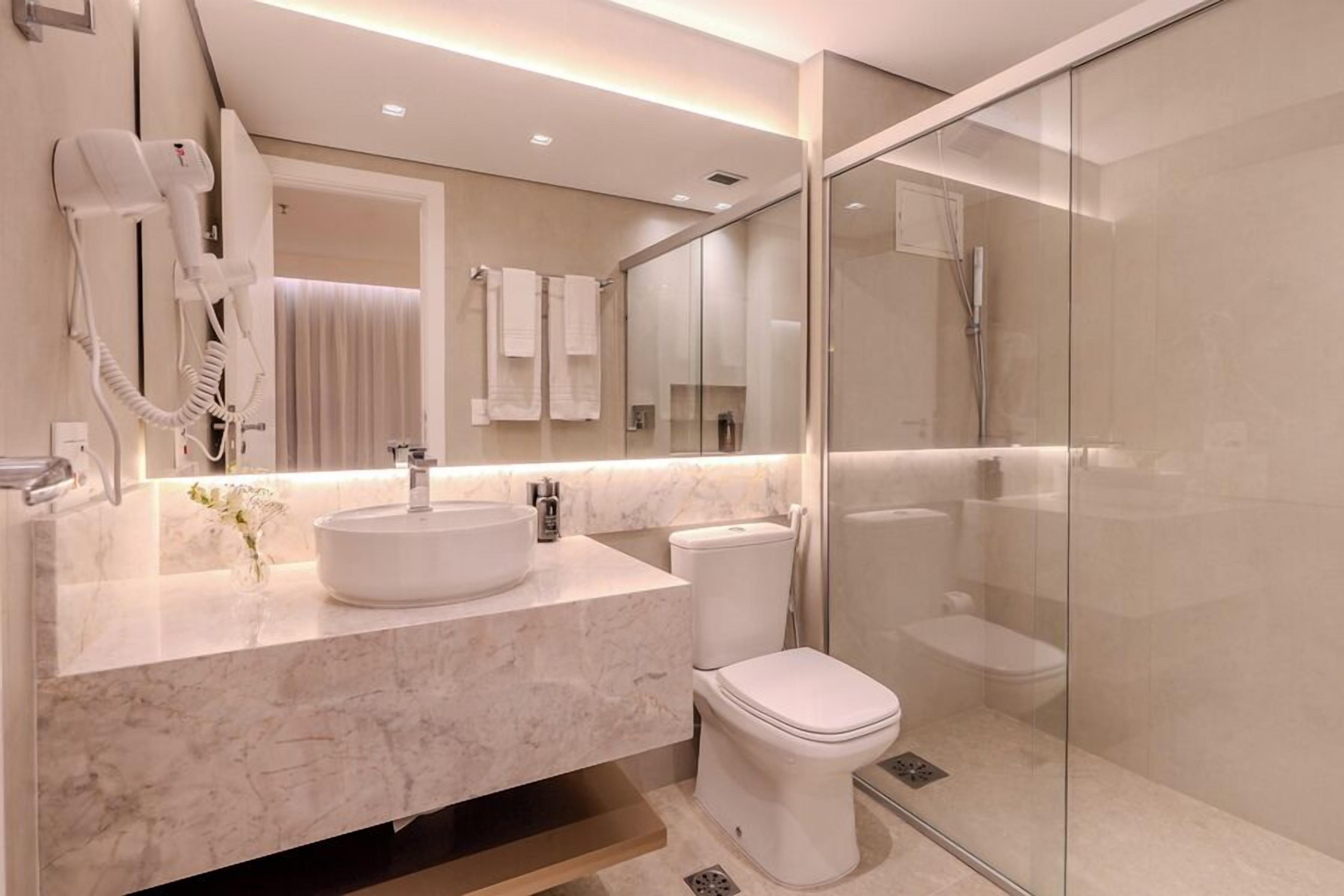 luxo casal - 1 cama queen | bathroom | shower, free toiletries, hair dryer, towels