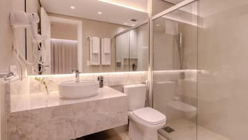 Luxury Double Room, 1 Queen Bed | Bathroom | Shower, free toiletries, hair dryer, towels
