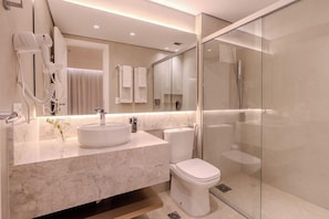 Luxury-Doppelzimmer, 1 Queen-Bett | Badezimmer | Dusche, kostenlose Toilettenartikel, Haartrockner, Handtücher