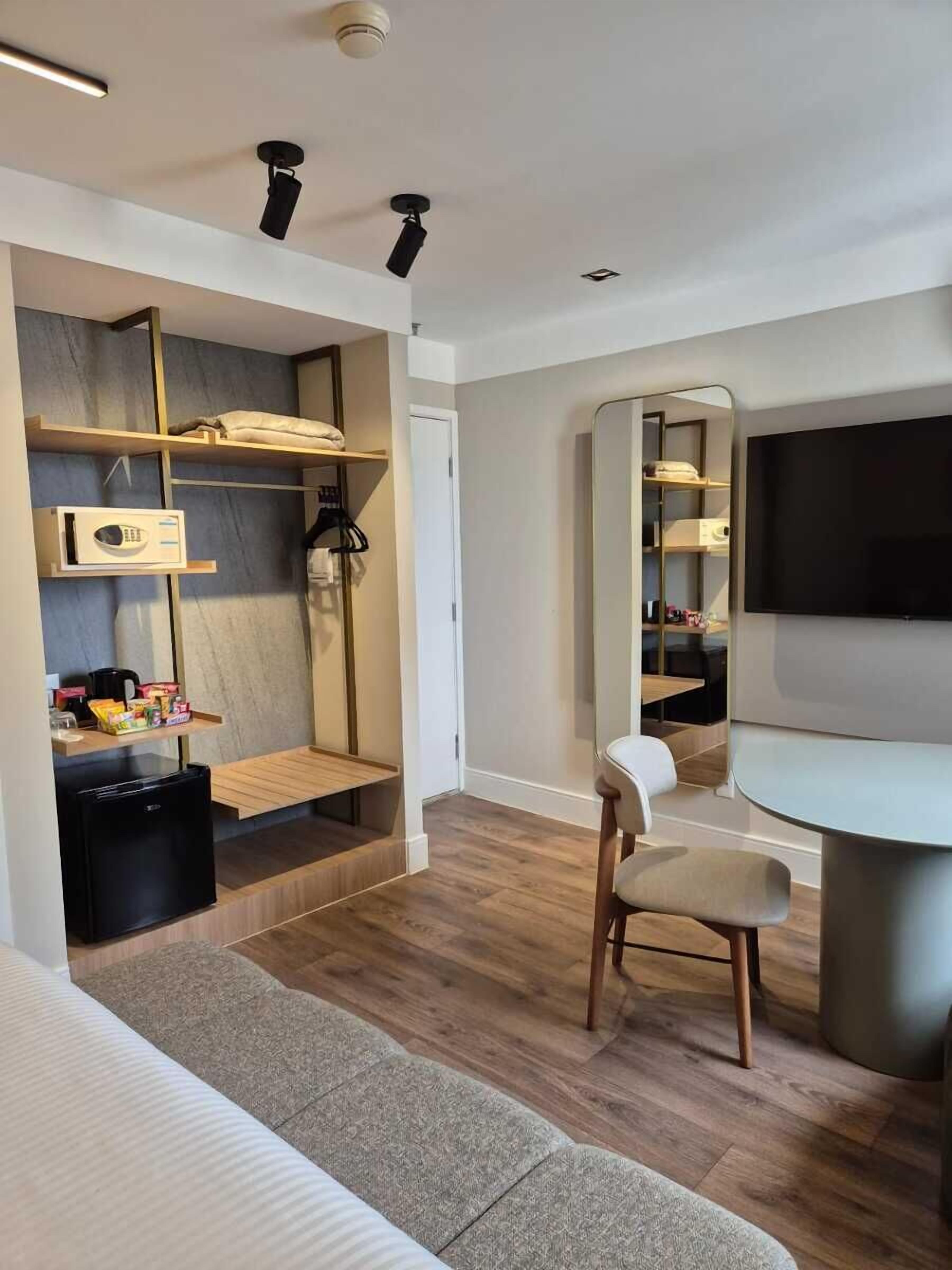 premium double - 1 cama king | minibar, in-room safe, desk, laptop workspace