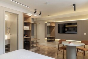 Luxo Casal - 1 Cama Queen | 迷你吧、客房內保險箱、書桌、筆電工作空間