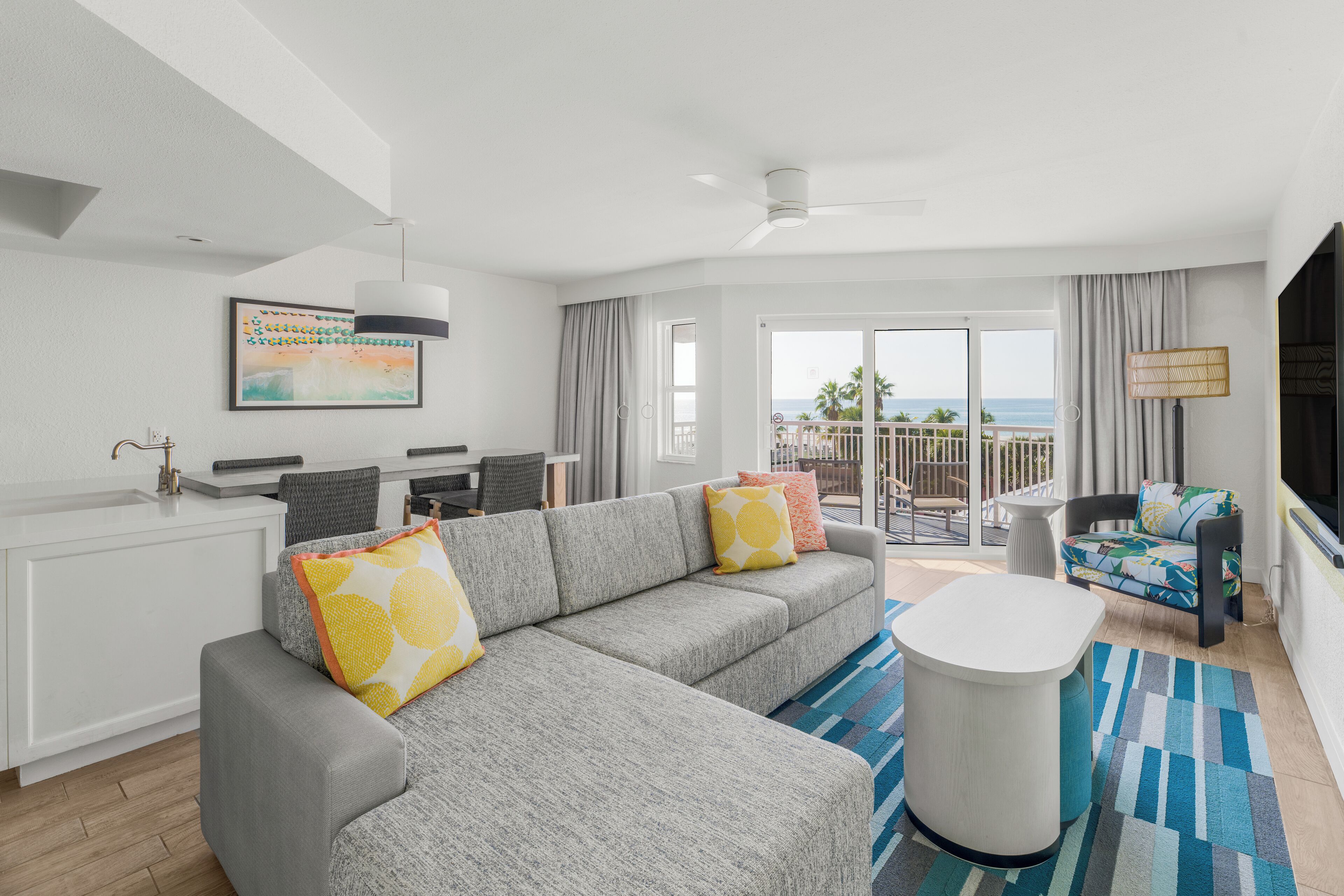 デラックス ルーム キングベッド 1 台ソファーベッド付き コートヤードビュー (Luxury King) | 1 室のベッドルーム、低刺激性寝具、セーフティボックス (室内)、遮光カーテン