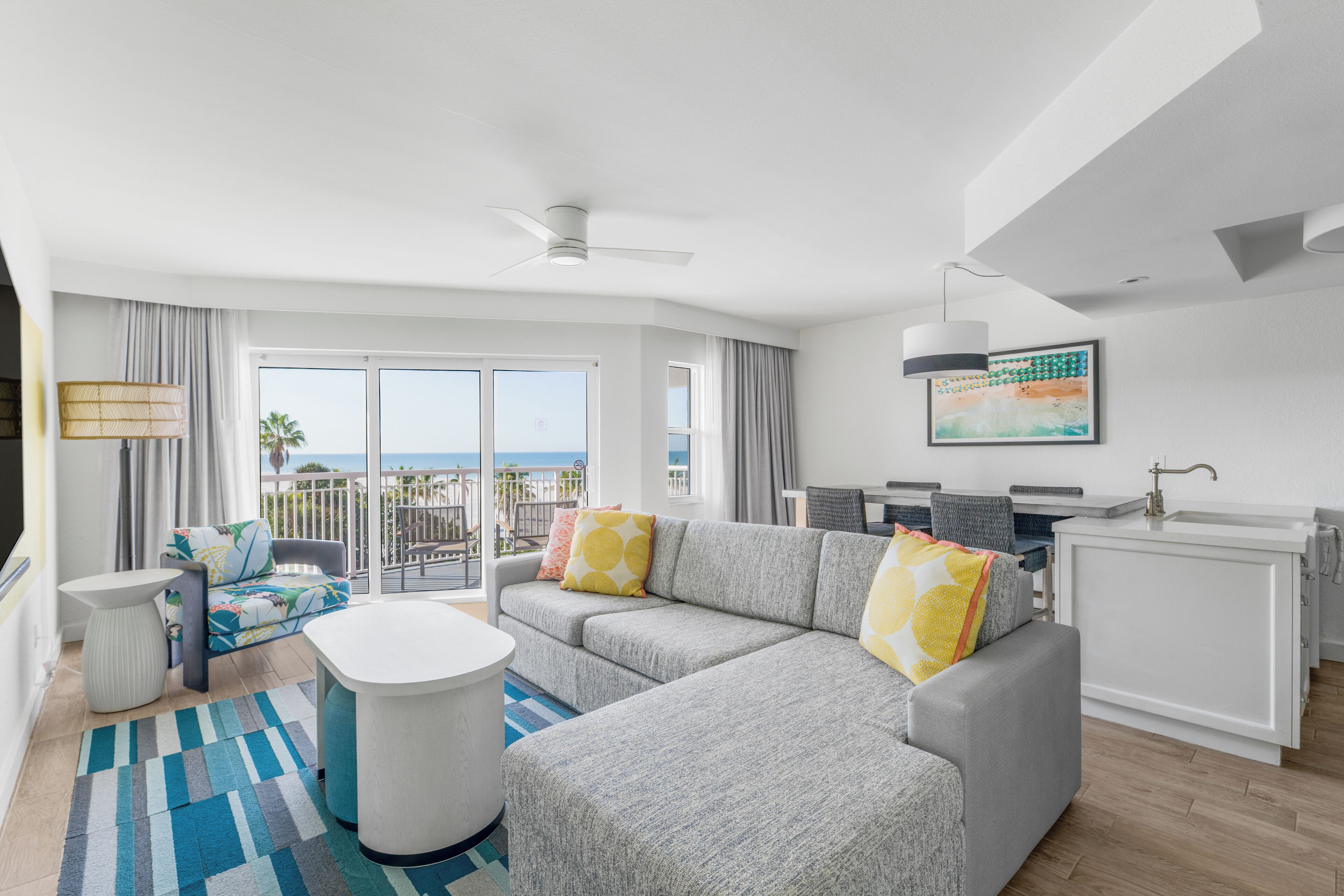 Een 32-inch flatscreentelevisie met kabelzenders en een televisie