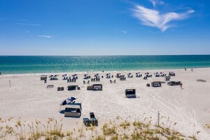 Sulla spiaggia, sabbia bianca, cabine (a pagamento), teli da spiaggia