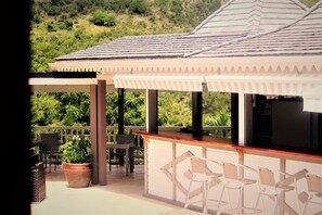 Bar junto a la alberca