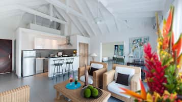 Deluxe Suite | Minibar, in-room safe, iron/ironing board, free cribs/infant beds