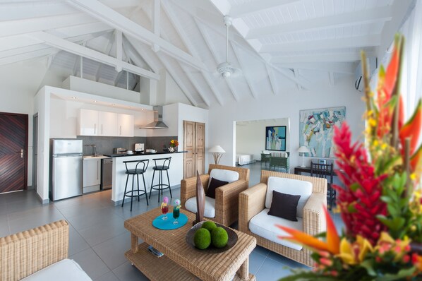 Deluxe Suite | Minibar, in-room safe, iron/ironing board, free cribs/infant beds