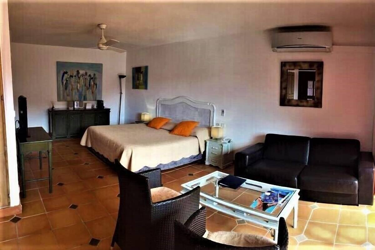 Deluxe kamer | Een minibar, een kluis op de kamer, een strijkplank/strijkijzer