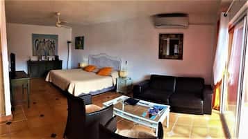 Chambre Deluxe | Minibar, coffres-forts dans les chambres, fer et planche à repasser