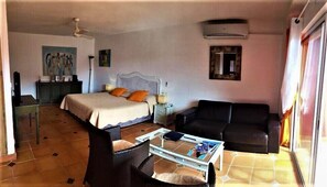 Deluxe Room | Minibar, in-room safe, iron/ironing board, free cribs/infant beds