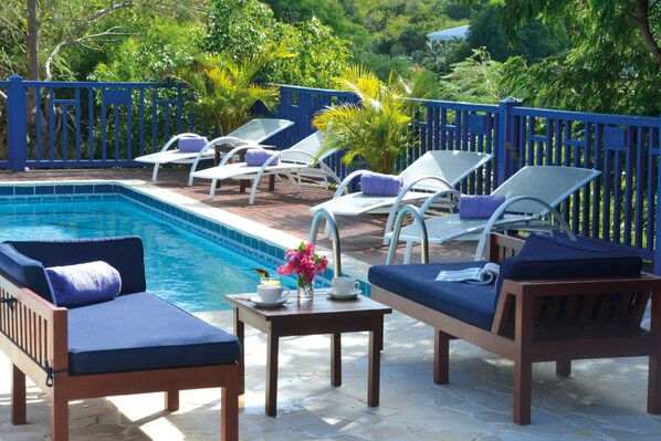 Piscine extérieure, parasols, chaises longues