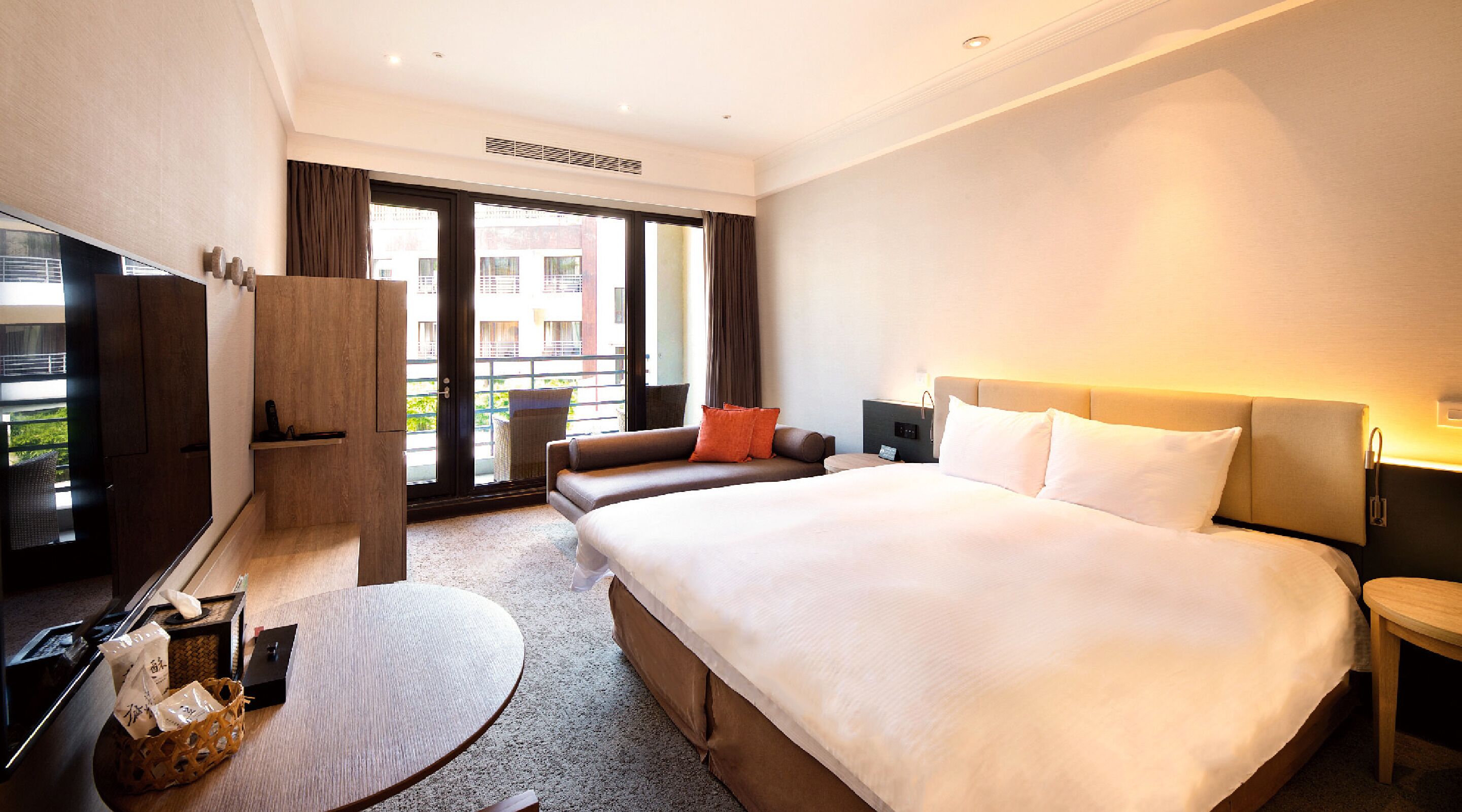 Cubrecamas, caja de seguridad en la habitación y escritorio 