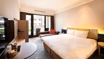 Down comforters, in-room safe, desk, blackout drapes