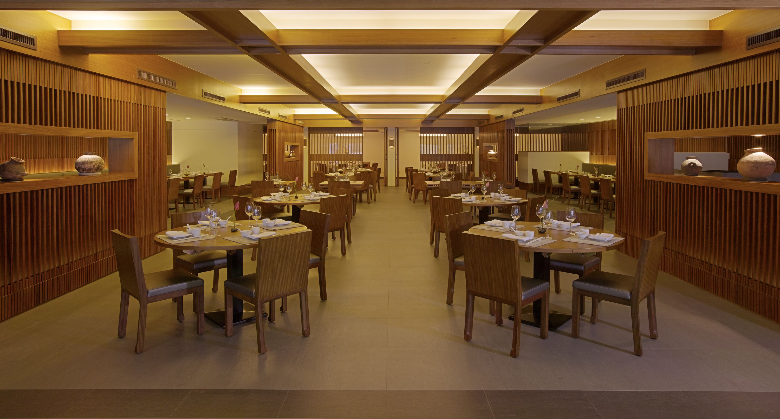 2 restaurants; breakfast, lunch, and dinner served