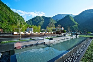 Outdoor spa tub