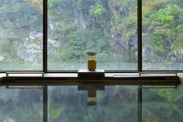 Sauna, hot tub, steam room, body treatments, aromatherapy