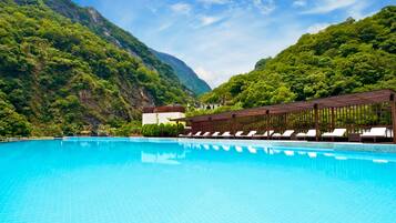 Hồ bơi trong nhà, hồ bơi ngoài trời, ghế dài tắm nắng