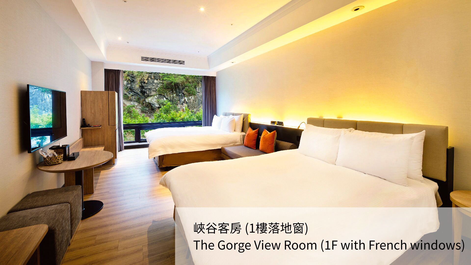 Cubrecamas, caja de seguridad en la habitación y escritorio 