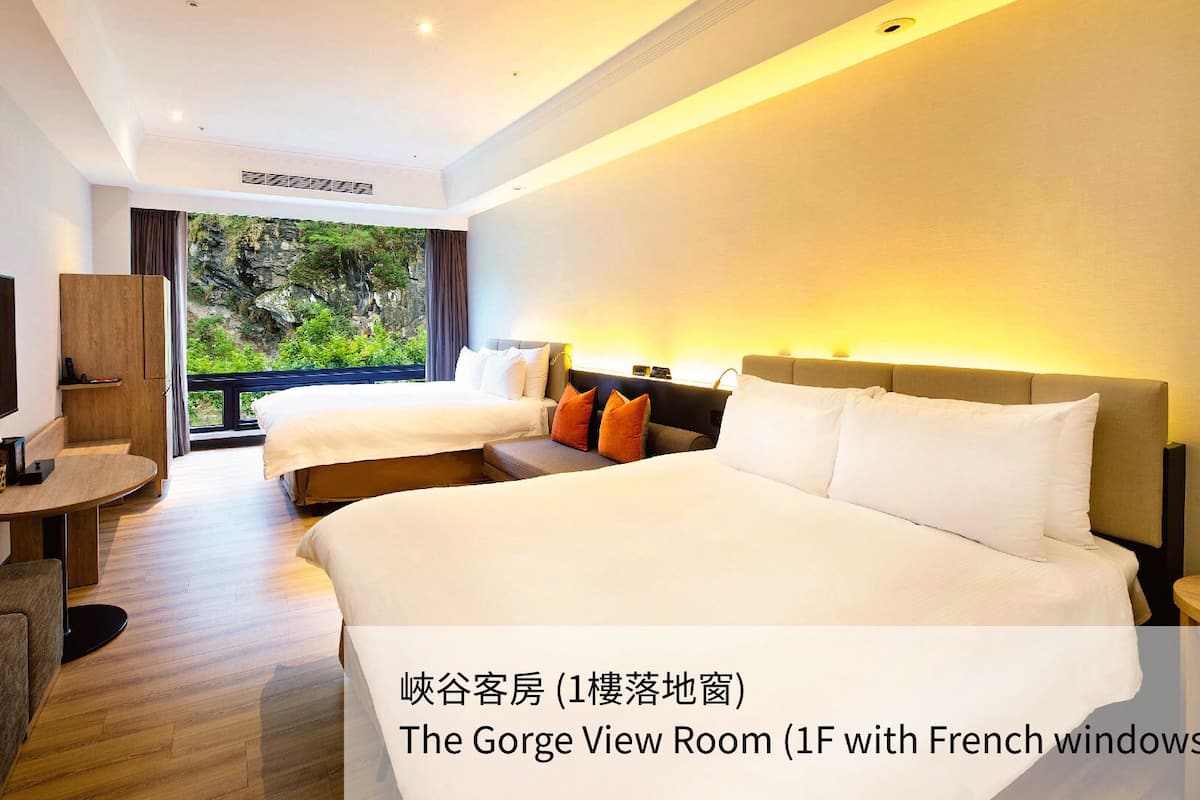 Down duvets, in-room safe, desk, blackout curtains