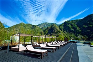 Indoor pool, outdoor pool, sun loungers, lifeguards on site - Silks Place Taroko (Xiulin)