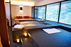 Sauna, hot tub, steam room, body treatments, aromatherapy